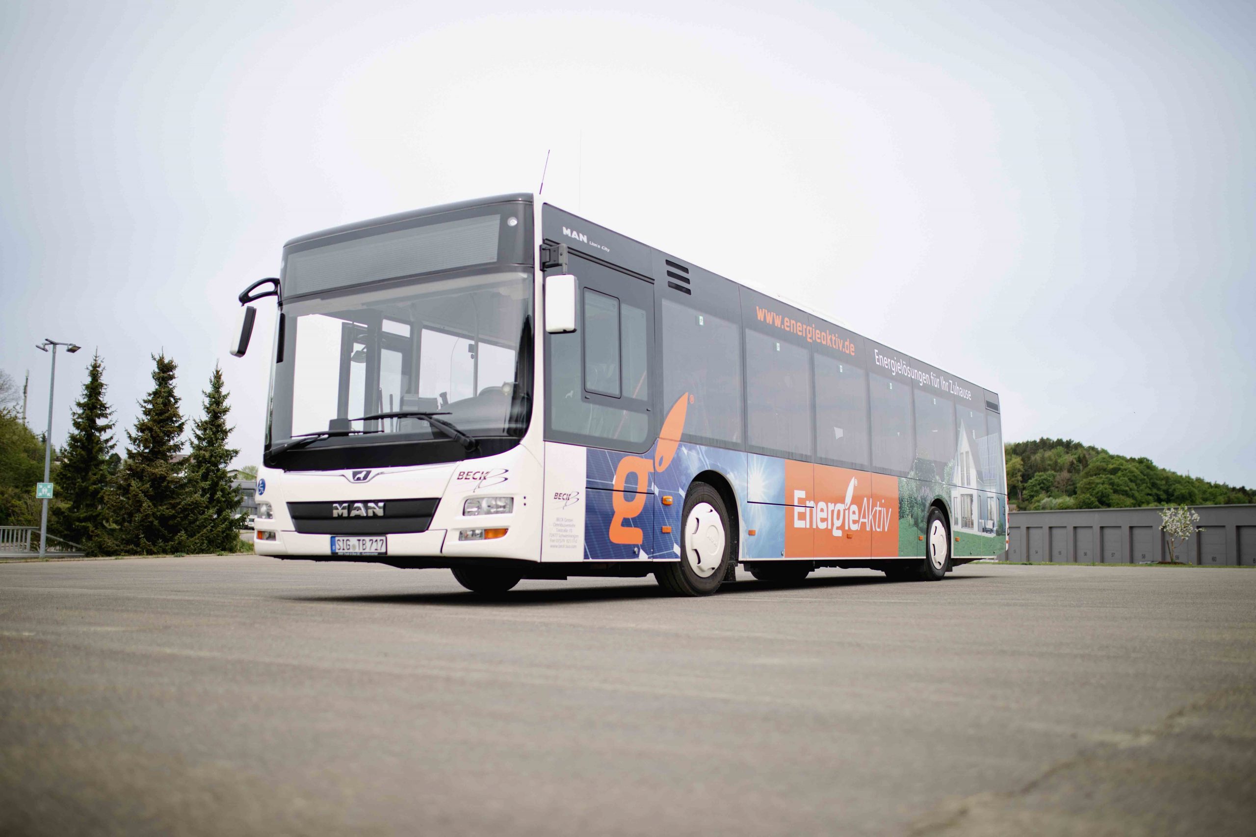 Bus mit Buswerbung.