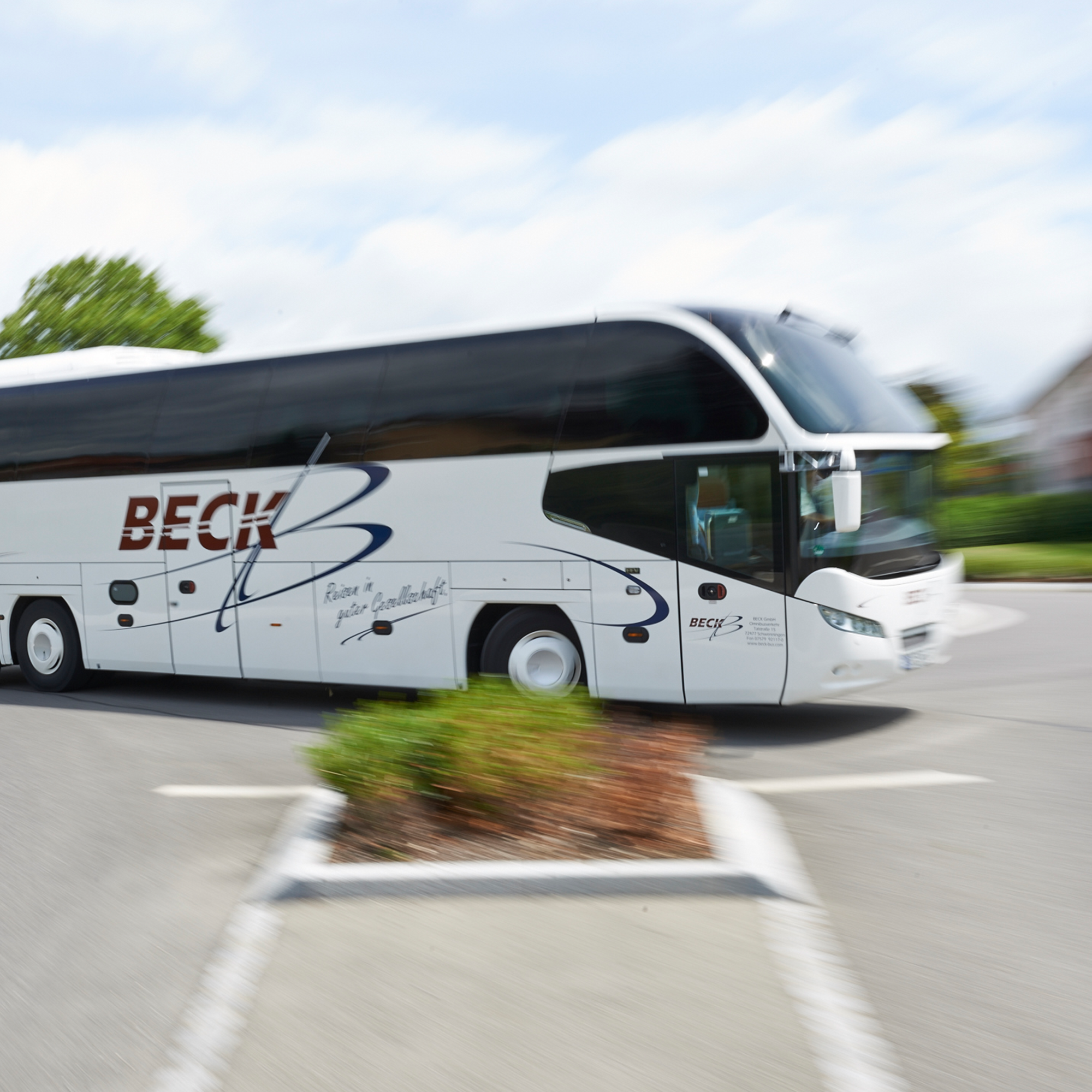 Bus fährt am Kreisverkehr
