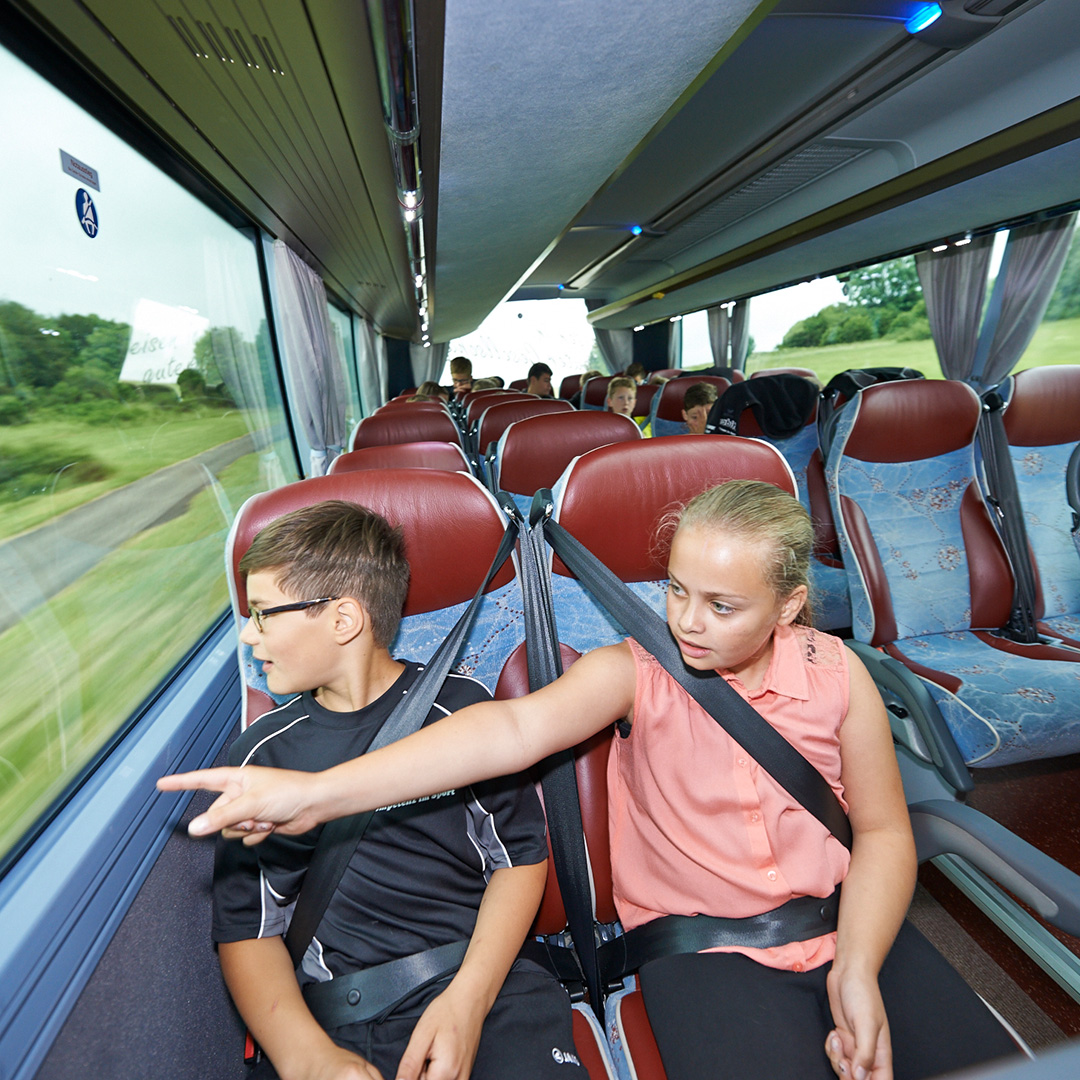 Eine Reisegruppe sitzt im Bus.