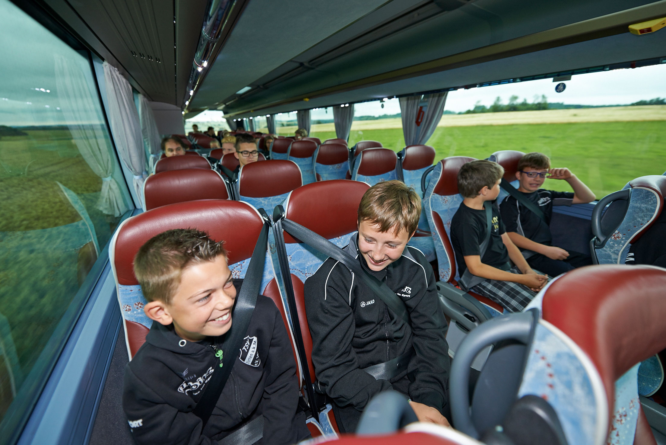 Eine Reisegruppe sitzt im Bus.