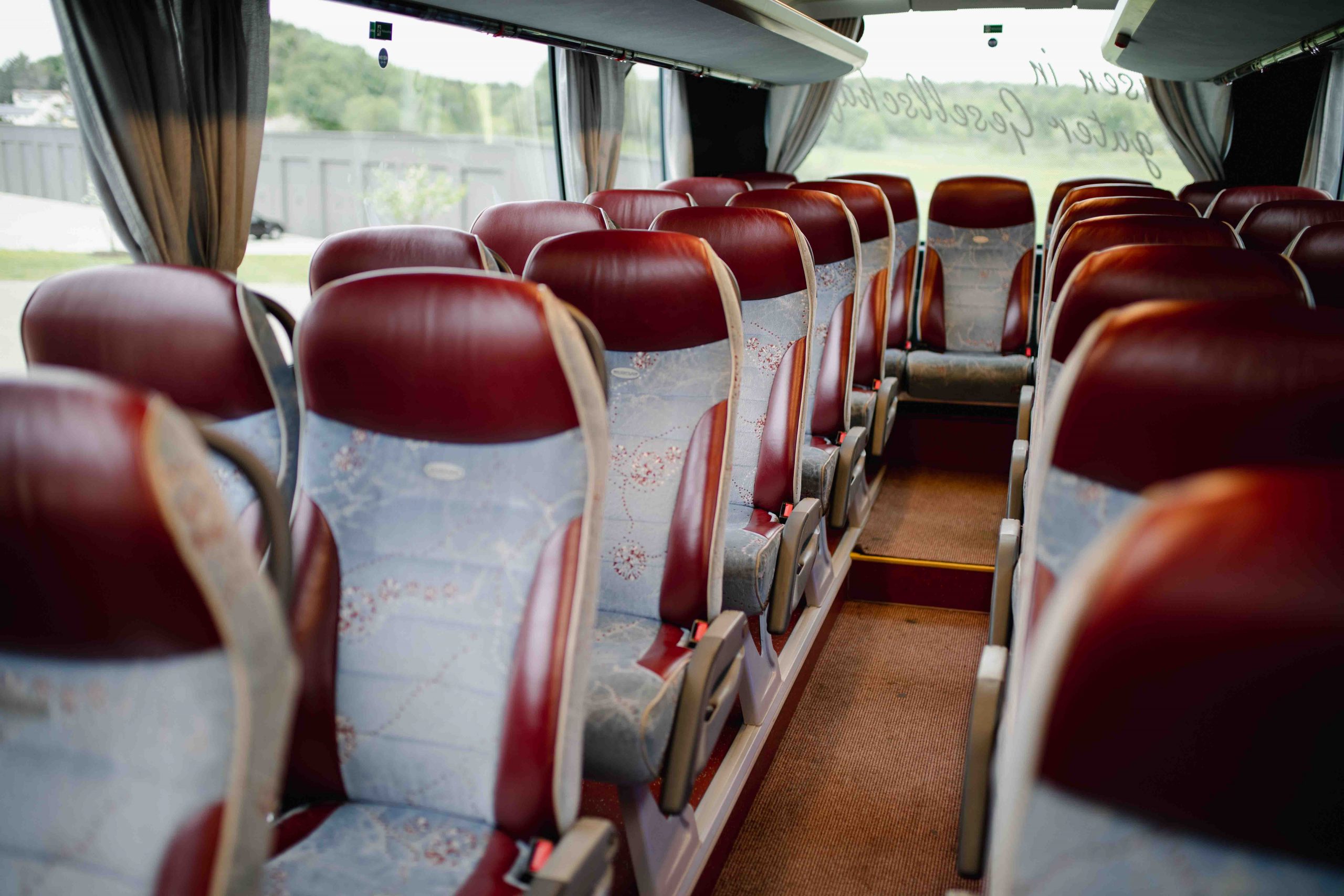 Bus von innen im hinteren Abteil mit vielen freien Sitzplätzen.